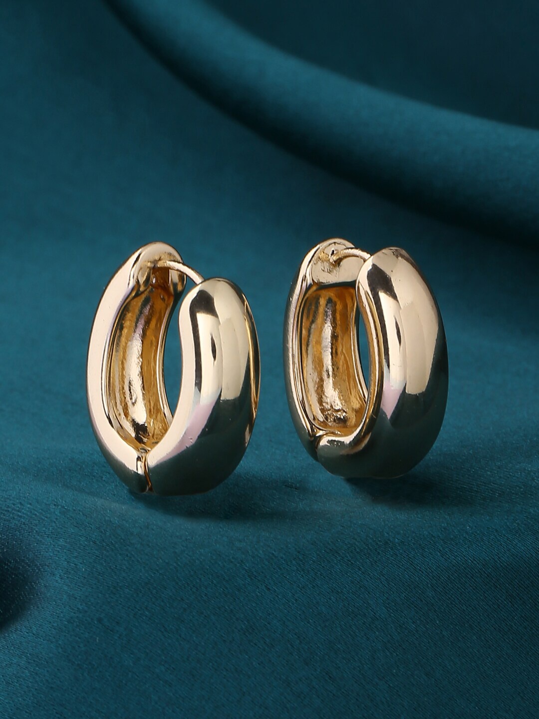

kashwini Gold-Toned Contemporary Hoop Earrings