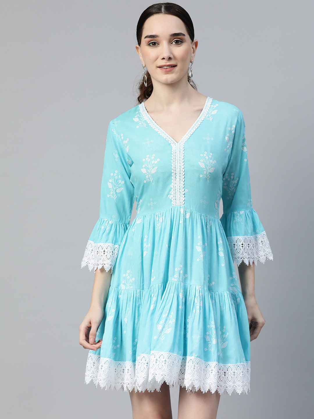 

mokshi Blue Floral Printed Midi Dress