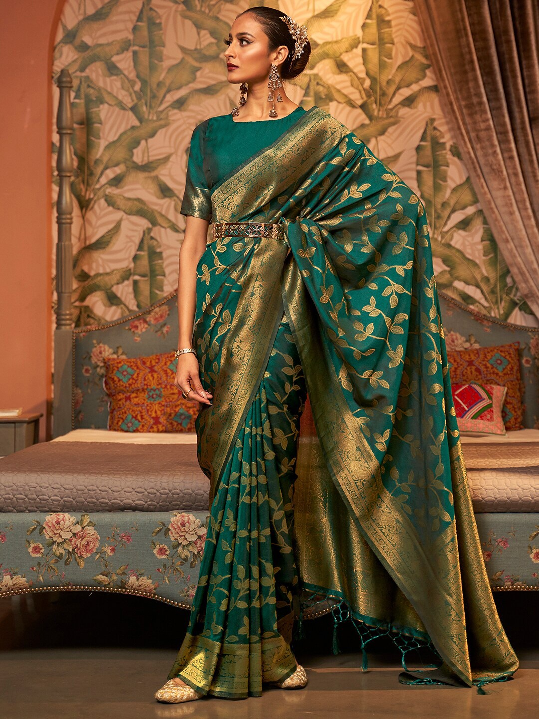 

Mitera Women Teal & Gold-Toned Ethnic Motifs Zari Silk Blend Kanjeevaram Saree