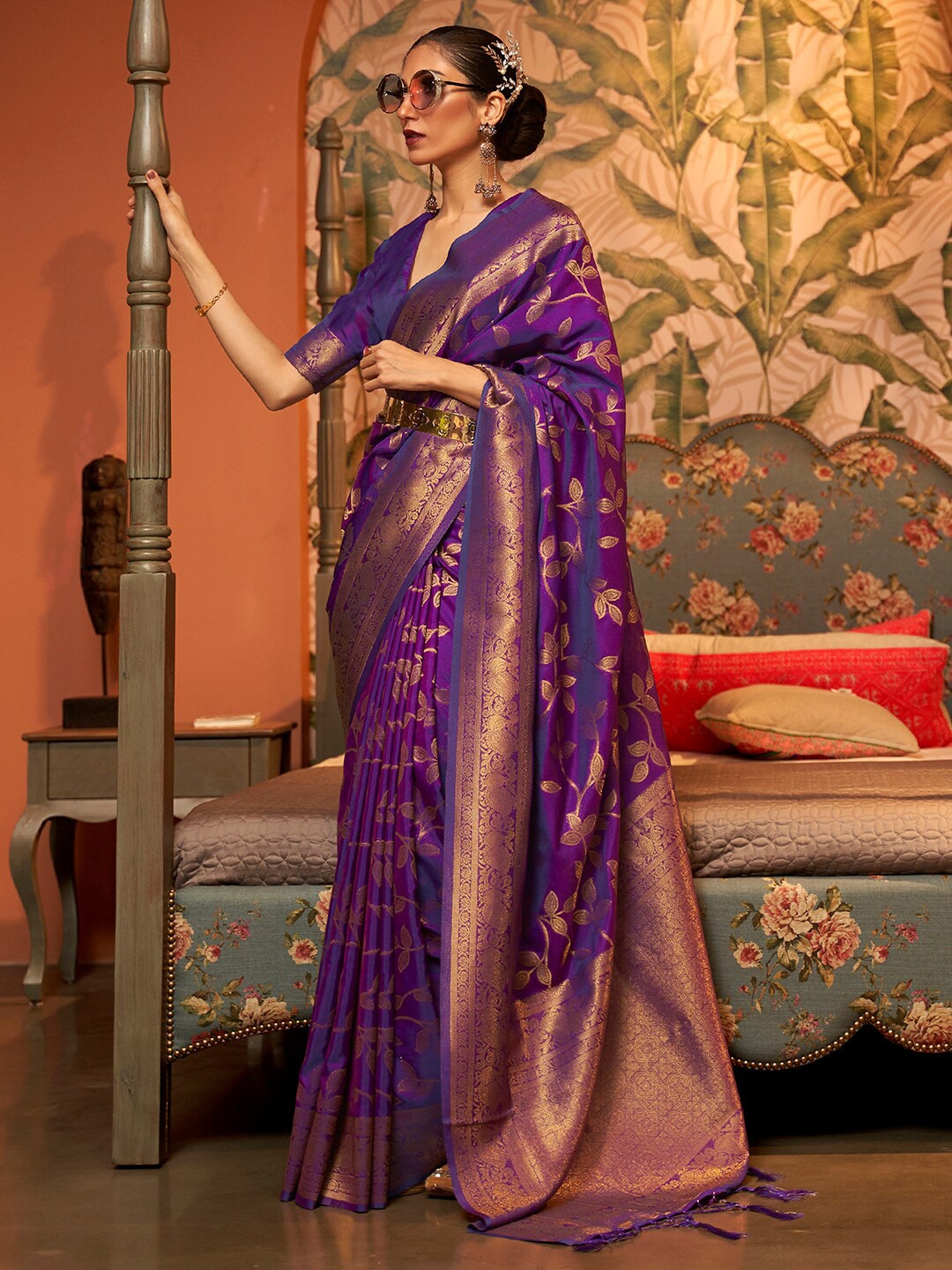 

Mitera Purple & Gold-Toned Woven Design Zari Silk Blend Kanjeevaram Saree