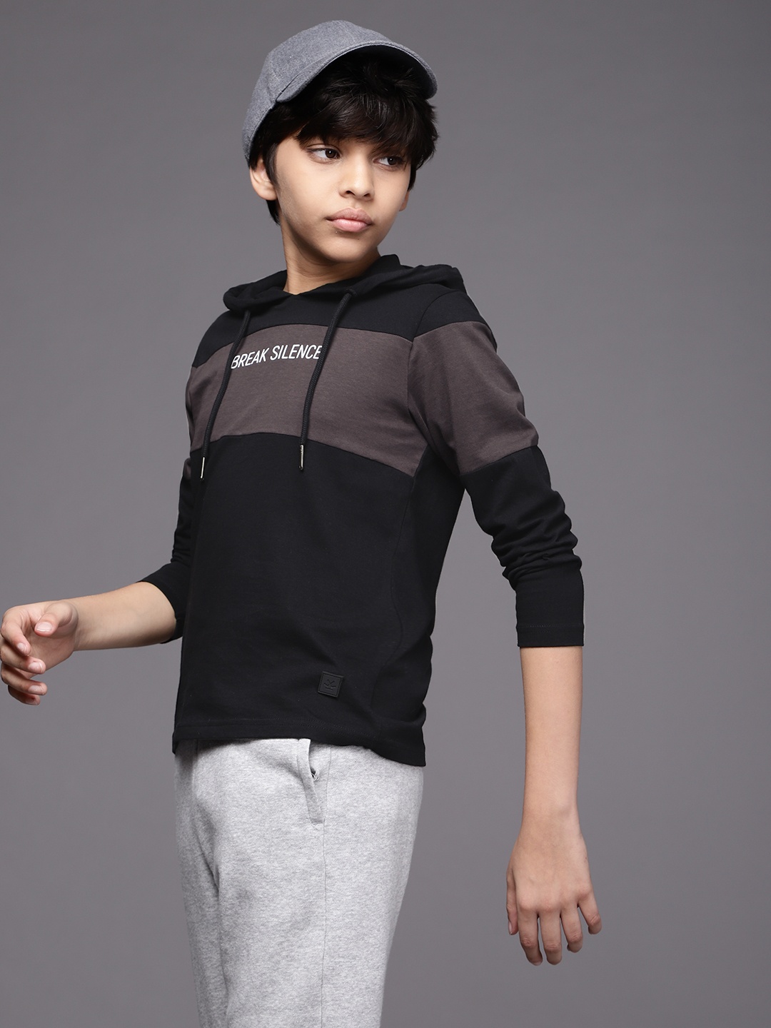 

WROGN YOUTH Boys Black & Charcoal Grey Colourblocked Hooded Pure Cotton Slim Fit T-shirt