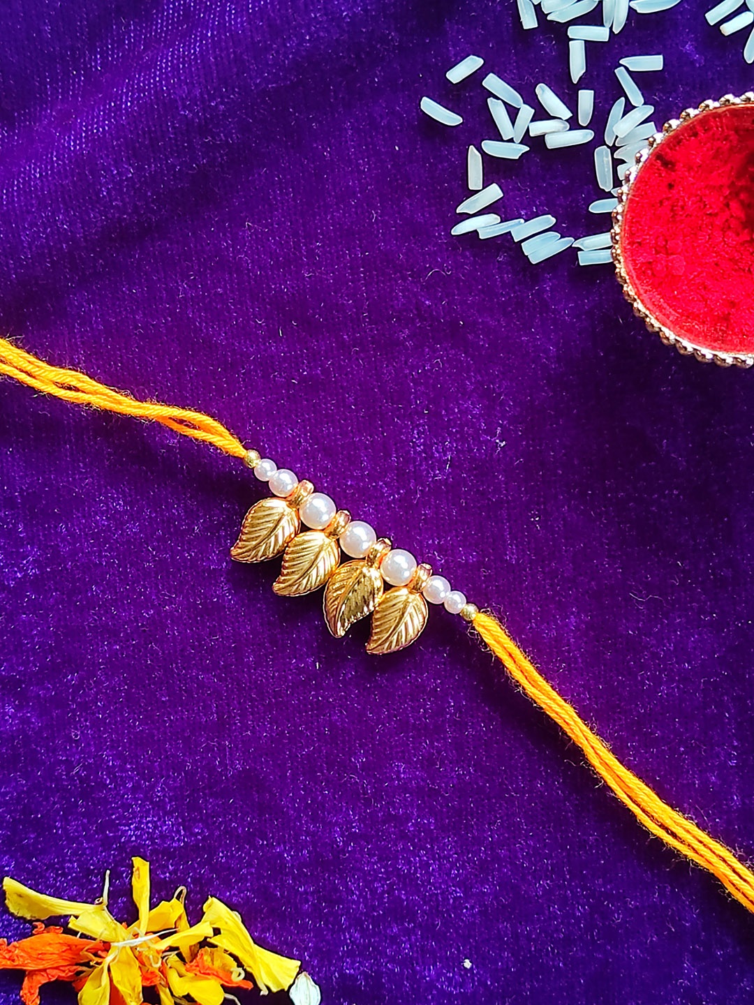

CRAYTON Men Yellow & Gold-Toned Leaf Rakhi