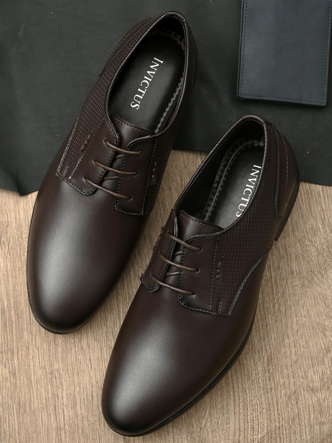 

INVICTUS Men Brown Solid Formal Derby