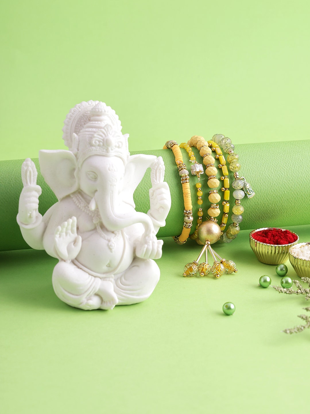 

Aapno Rajasthan Unisex Ganesha Idol with Lumba Rakhi Gift Set, Multi