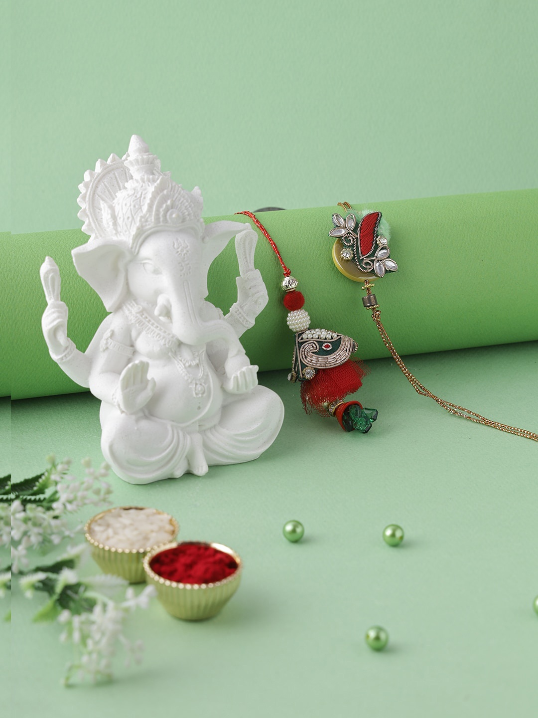 

Aapno Rajasthan Ganesha Idol with Bhaiya Bhabhi Rakhi Gift Set, Red