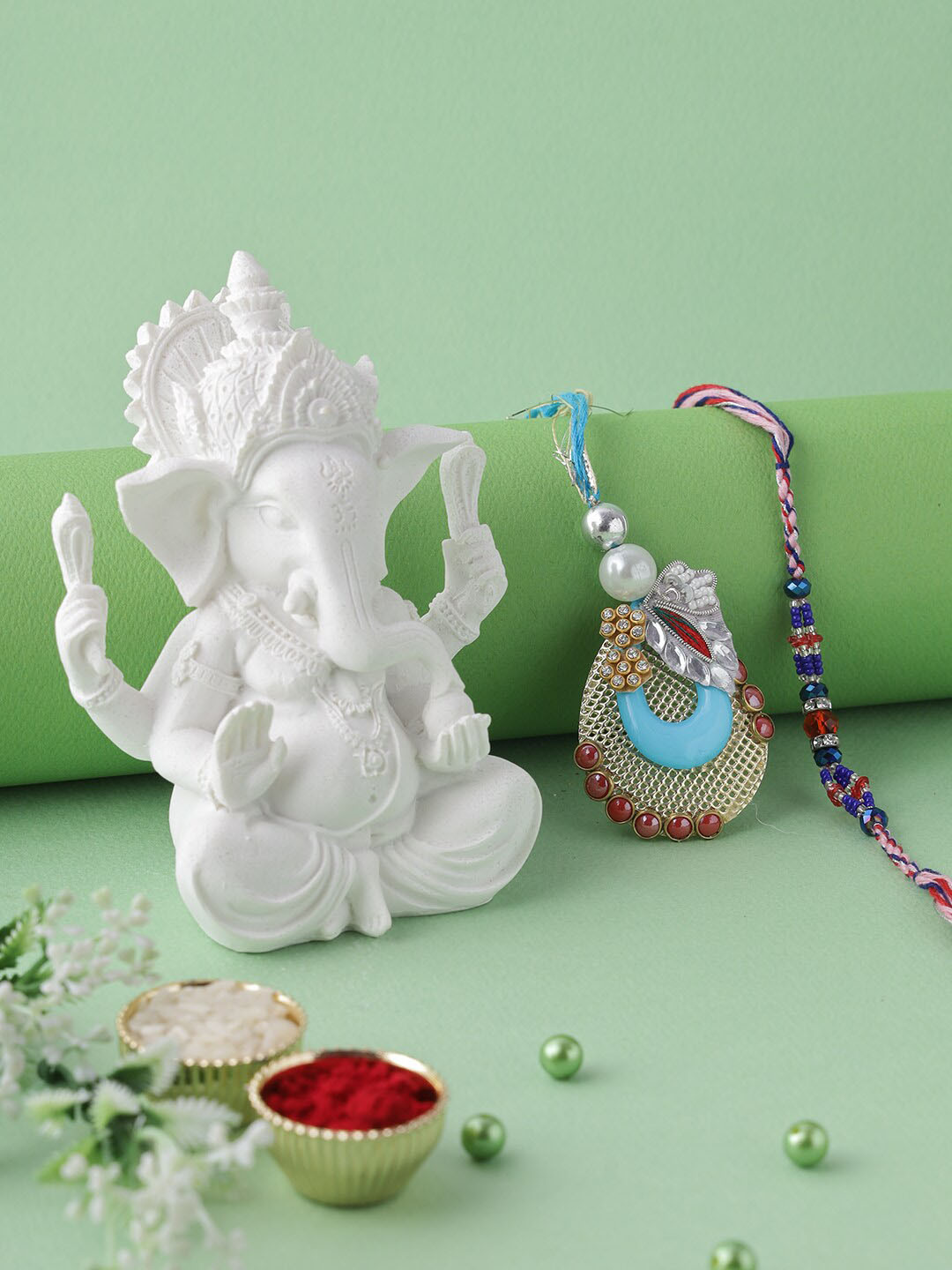 

Aapno Rajasthan Red & Gold-Toned Ganesha Idol Bhaiya Bhabhi Rakhi Gift Set