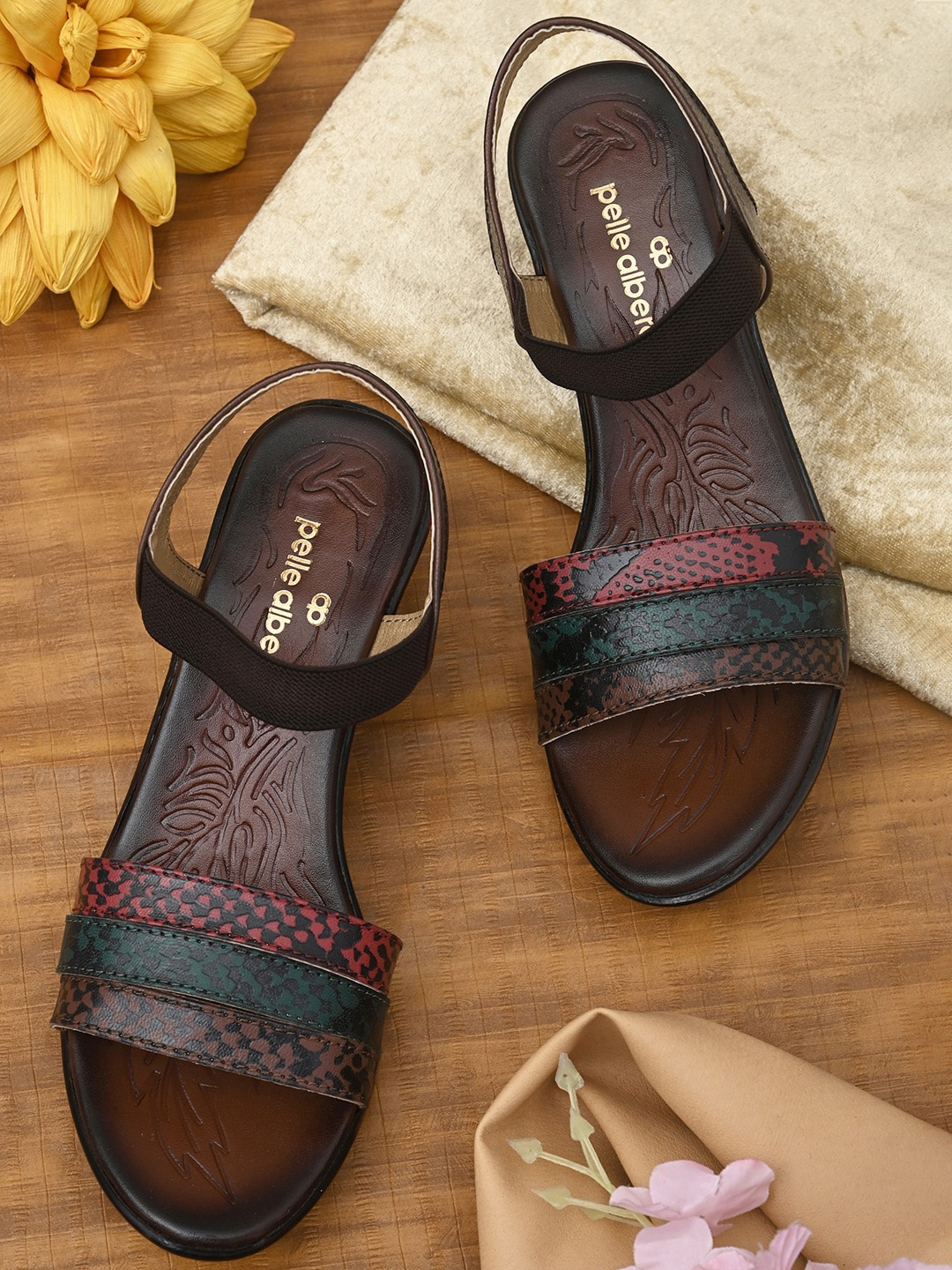 

pelle albero Brown Wedge Sandals