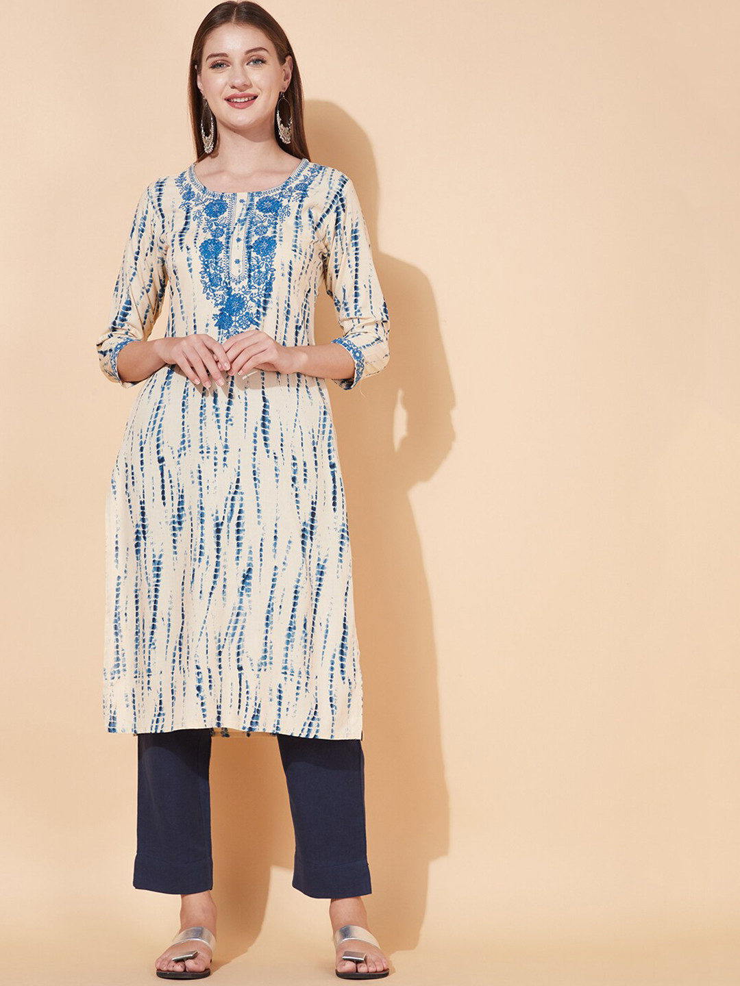 

FASHOR Women Cream-Coloured & Blue Tie & Dye Printed Thread Work Kurta