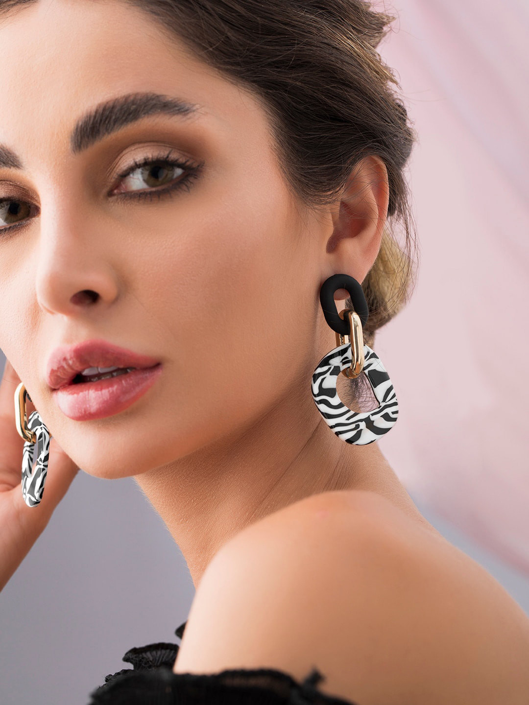 

Rubans Voguish Black & White Gold Plated Circular Drop Earrings