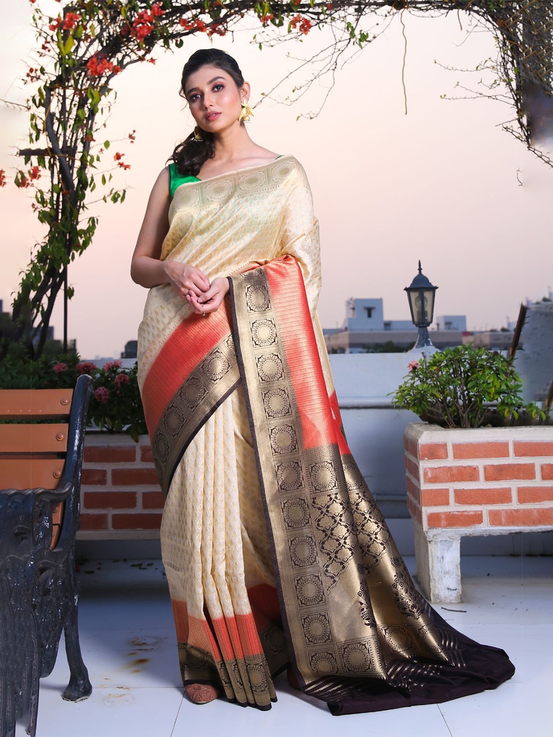 

Charukriti Cream-Coloured & Gold-Toned Woven Design Zari Brocade Saree