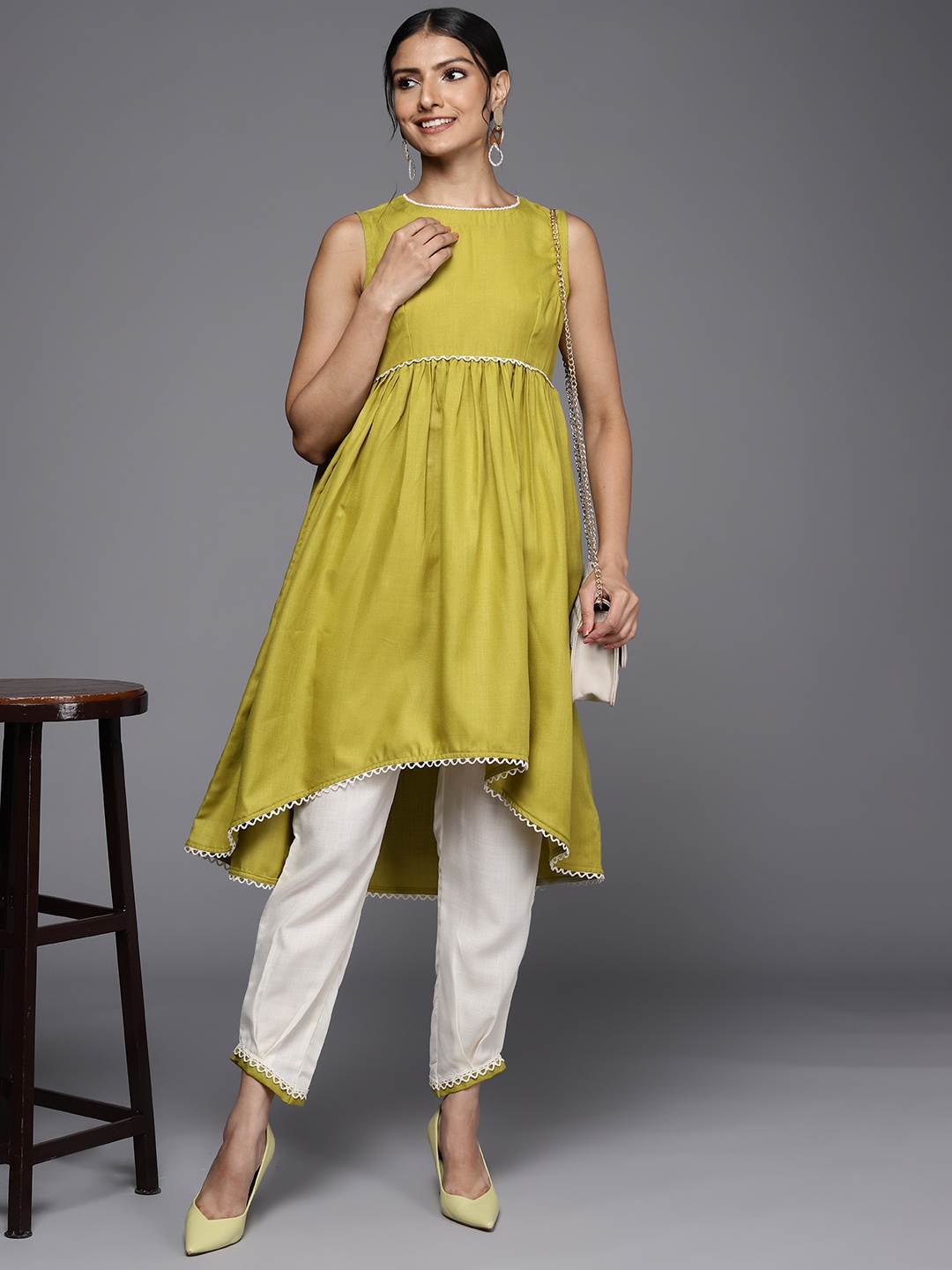 

MASSTANI BY INDDUS Women Green & Off White Solid Kurta with Trousers