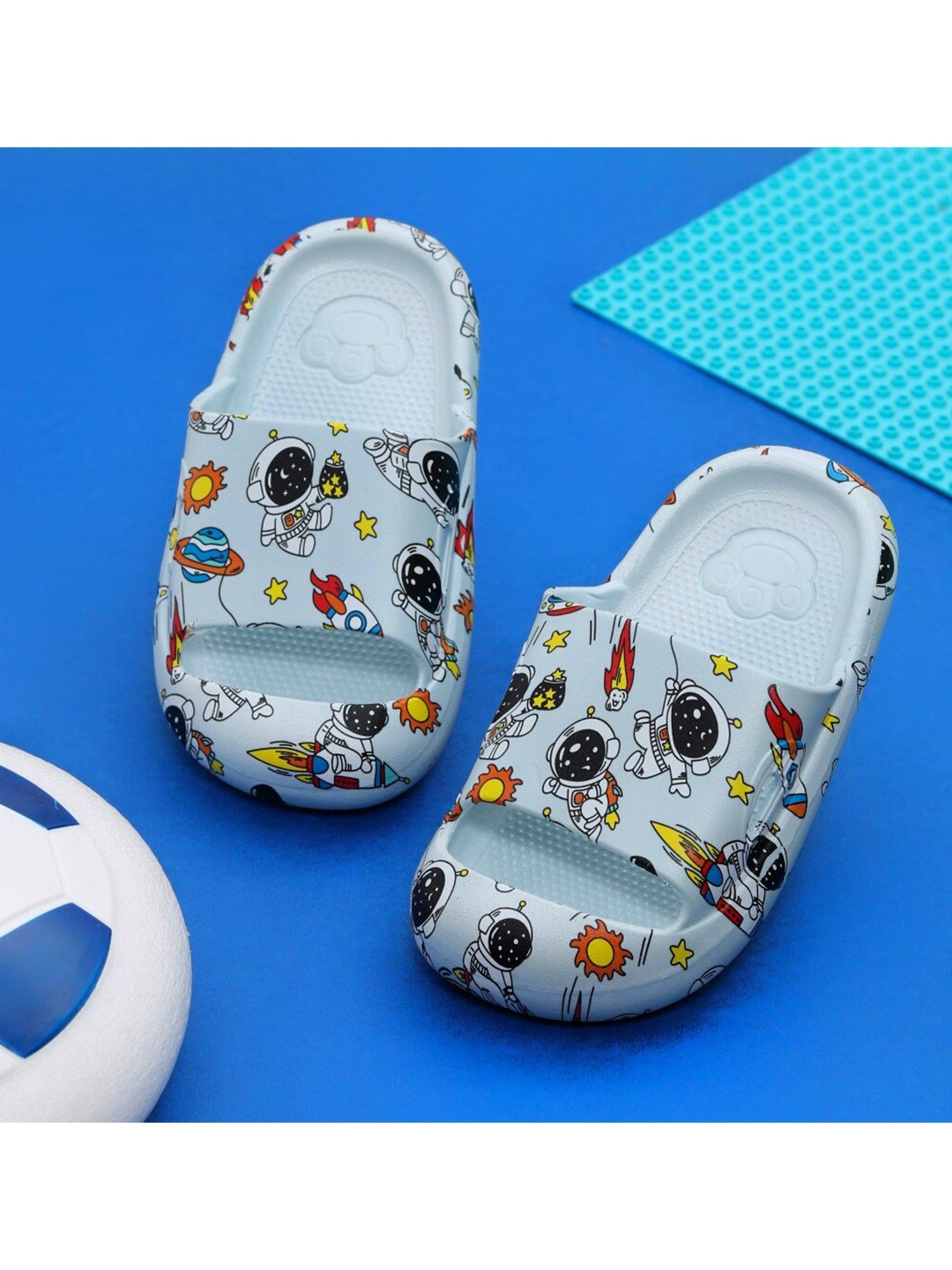 

Yellow Bee Unisex Kids Blue & Black Printed Rubber Clogs