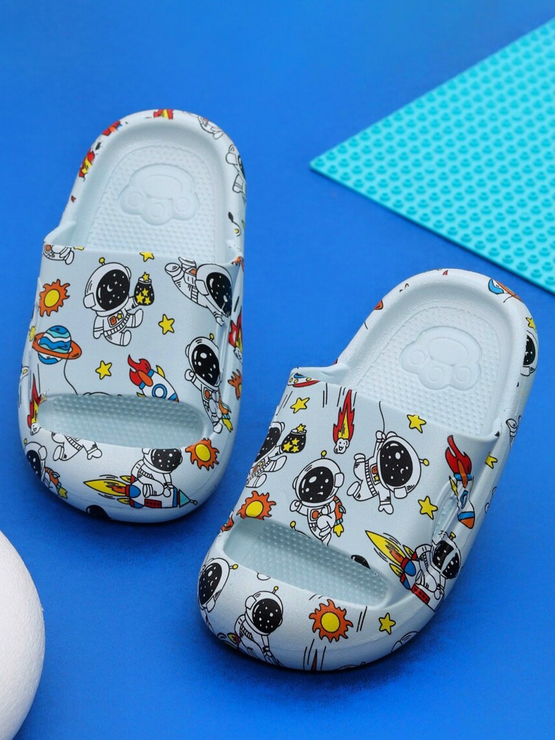 

Yellow Bee Unisex Kids Blue & Black Printed Rubber Sliders