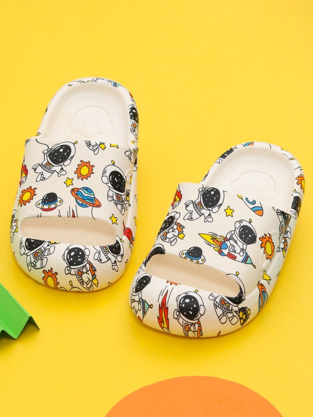 

Yellow Bee Unisex Kids White & Black Printed Rubber Sliders