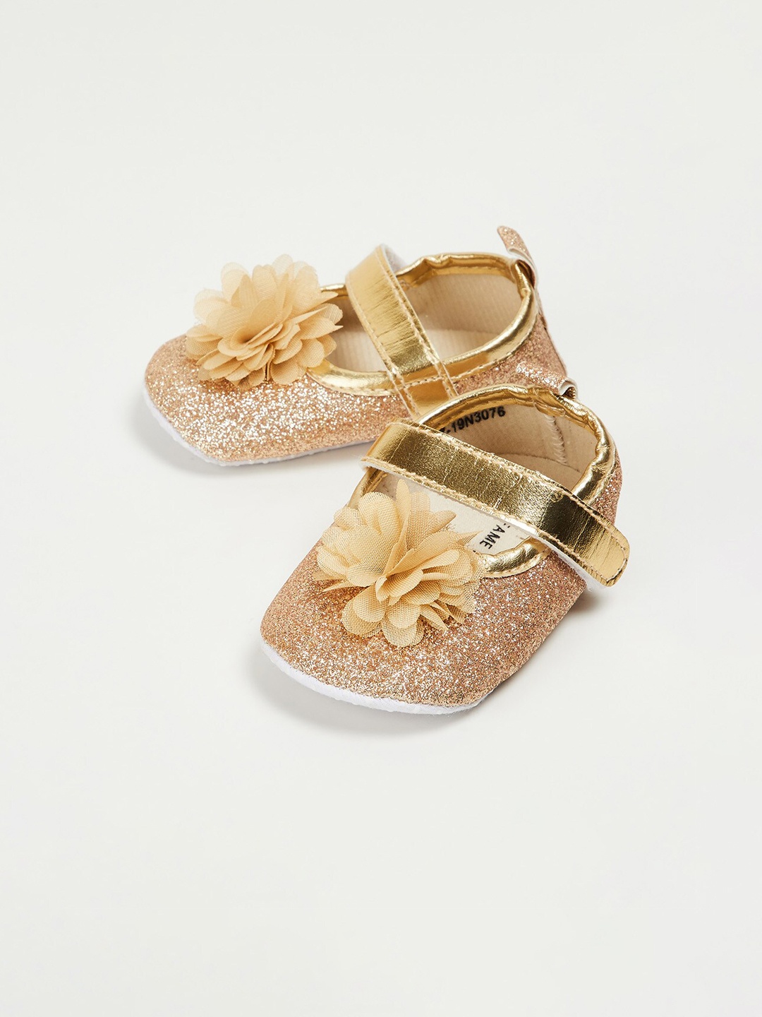 

Fame Forever by Lifestyle Girls Gold-Toned Flower Applique Sneakers