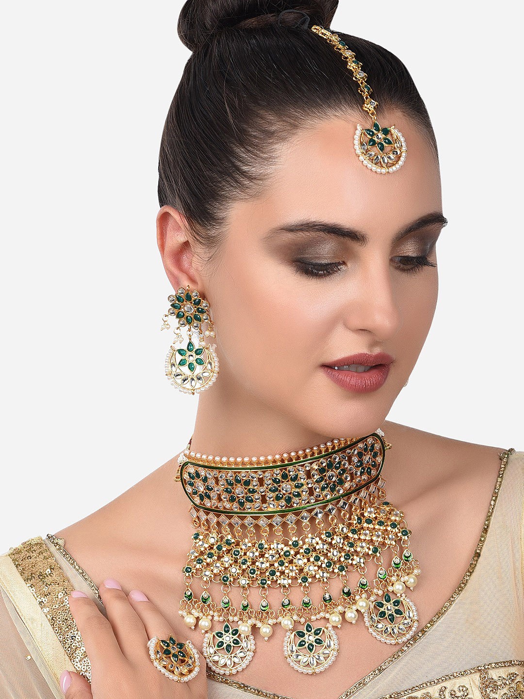 

Zaveri Pearls Women Gold-Plated Green Kundan Studded Choker Jewellery Set