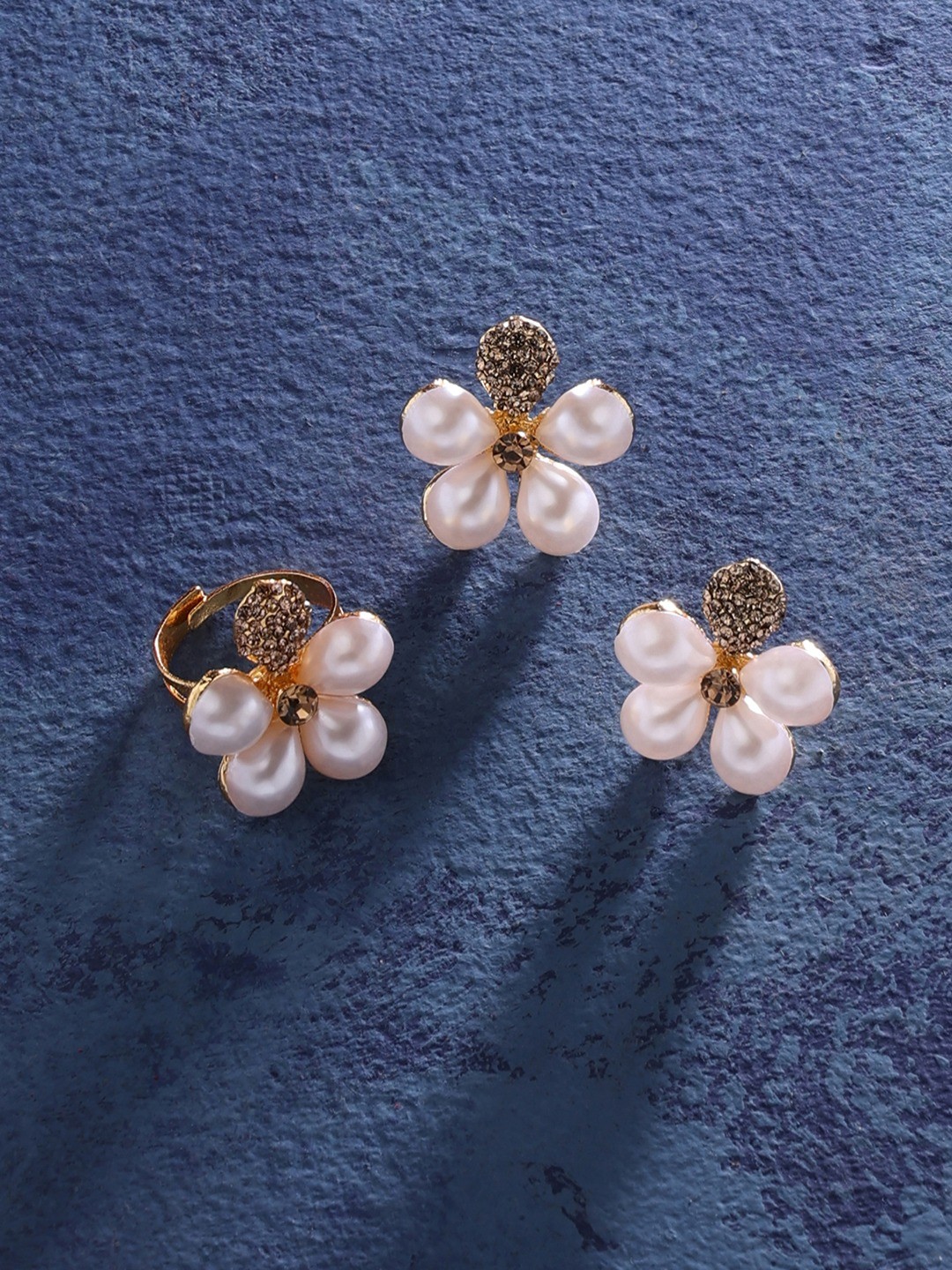 

Zaveri Pearls Gold-Plated White Pearls Studded Jewellery Set