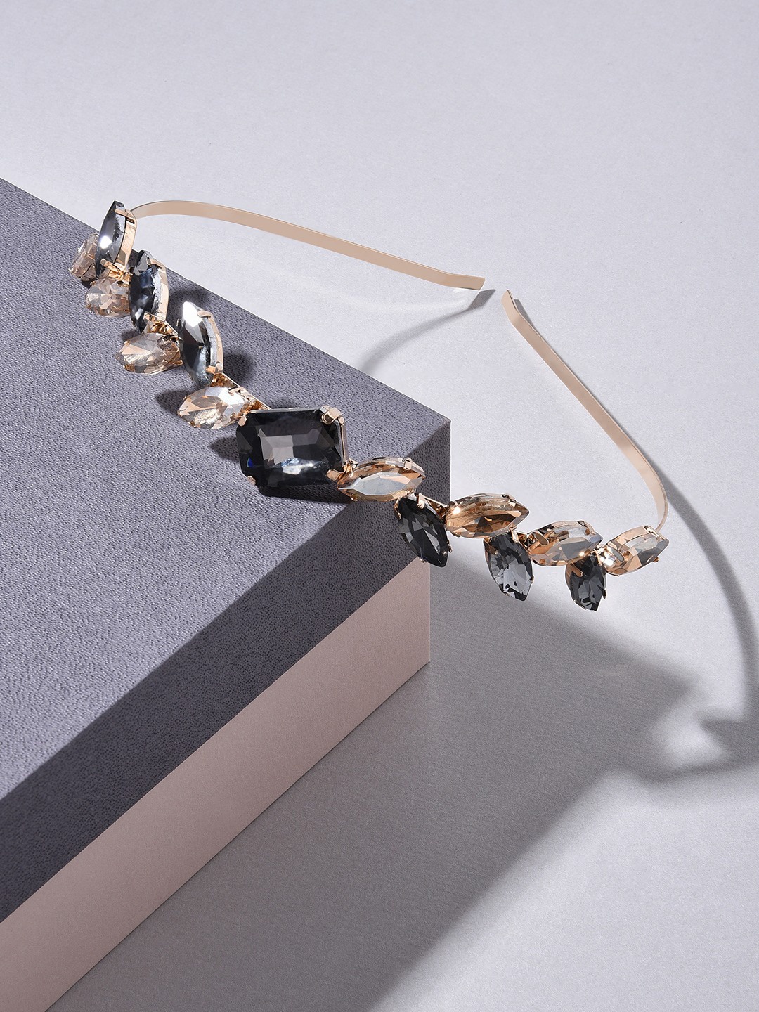 

Zaveri Pearls Women Black & Gold-Toned Embellished Hairband