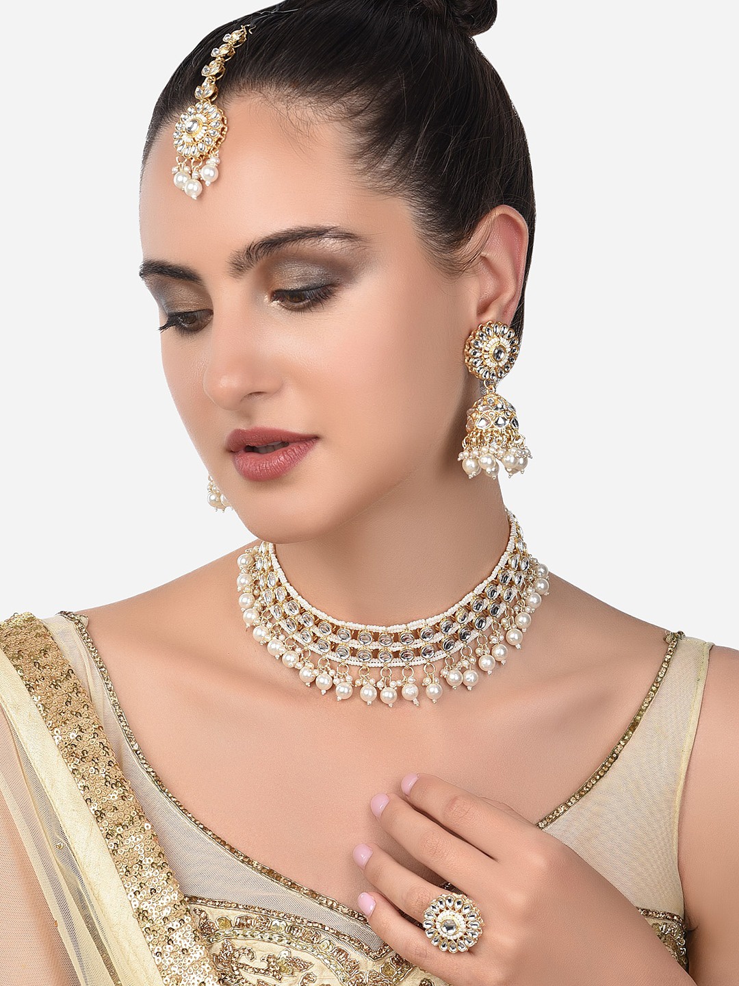 

Zaveri Pearls Women Gold-Plated White Kundan Studded & Pearl Beaded Jewelry Set