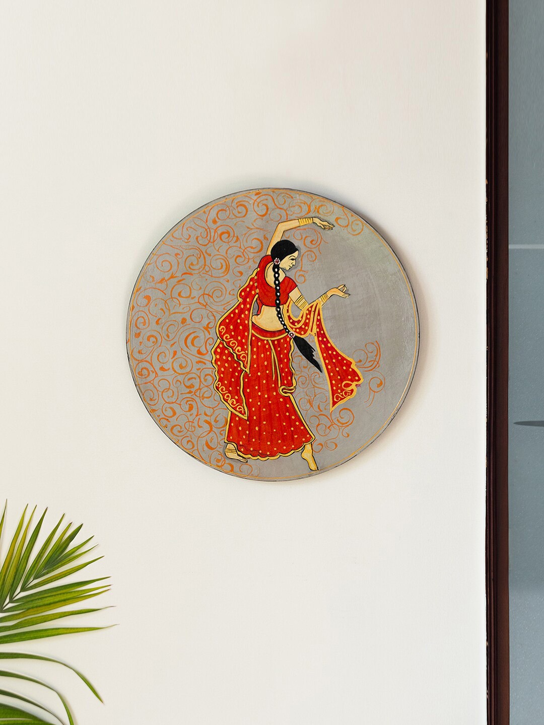

ExclusiveLane Red Handpainted Recycled Wooden Wall Decor Plate