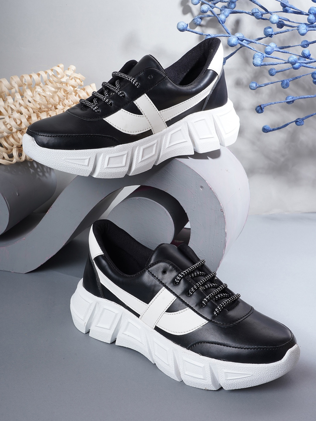 

EVERLY Women Black Colourblocked Sneakers