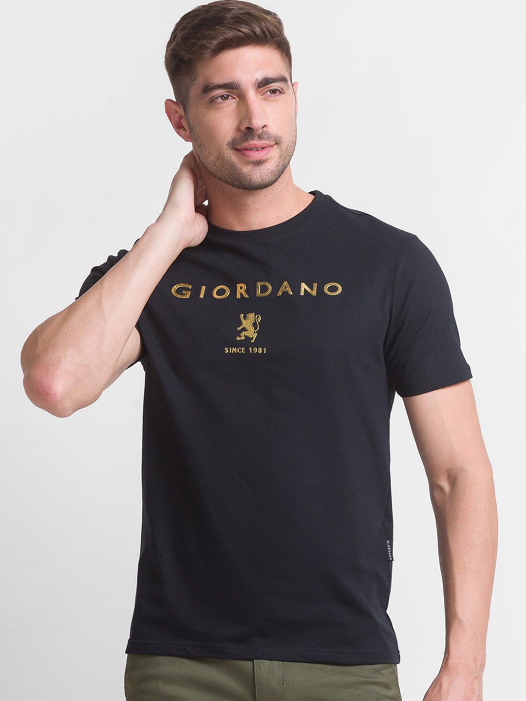 

GIORDANO Men Black Typography Printed Slim Fit T-shirt