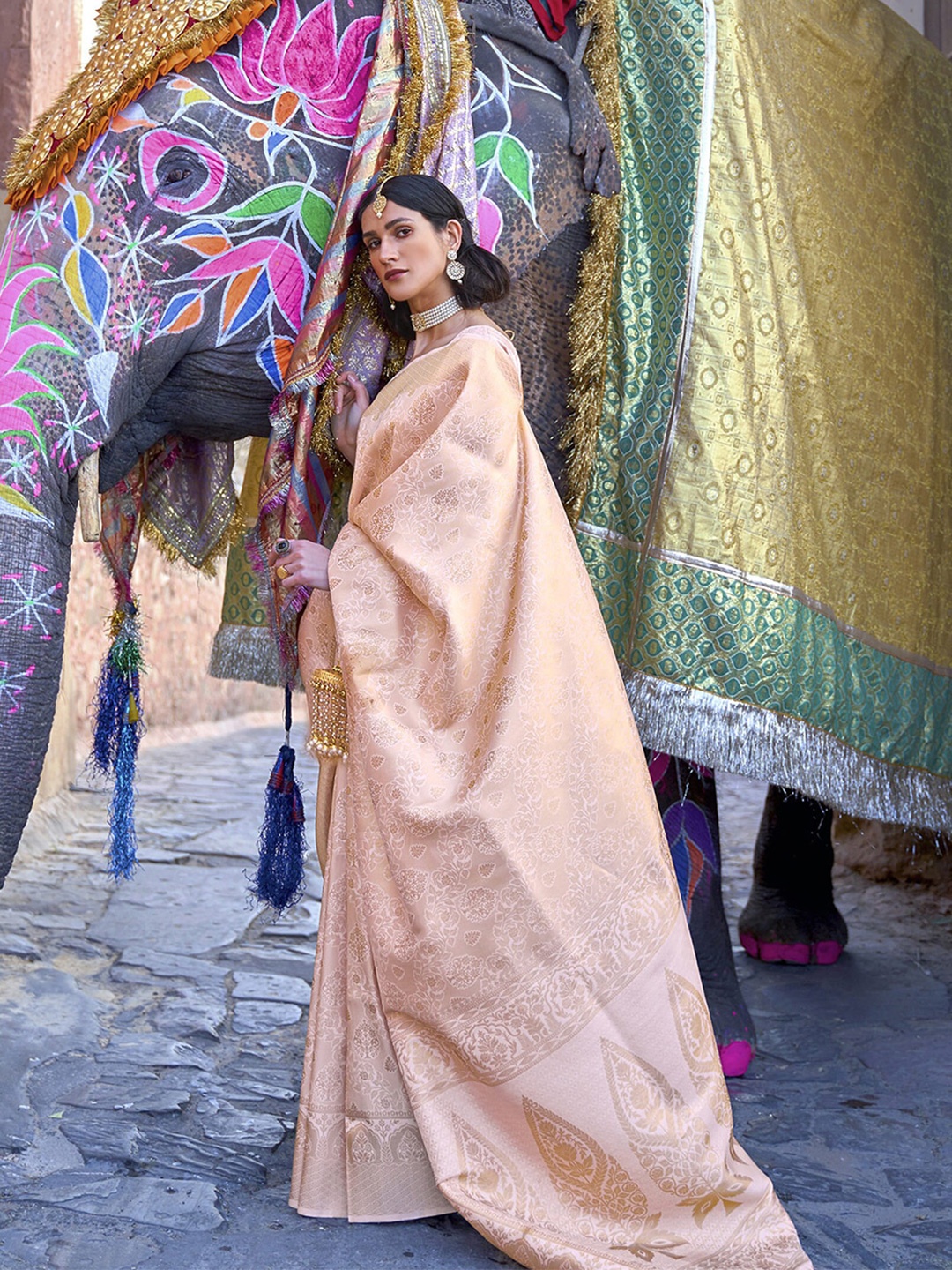 

elora Beige & Gold-Toned Woven Design Silk Blend Banarasi Saree