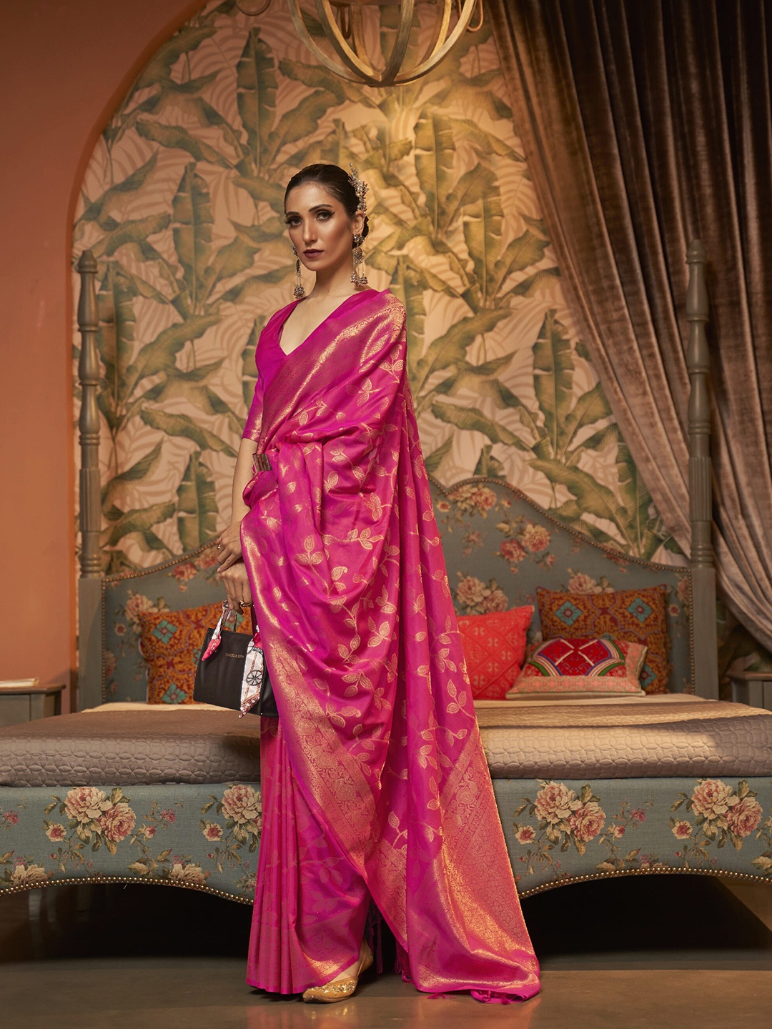 

elora Pink & Gold-Toned Ethnic Motifs Zari Silk Blend Patola Saree