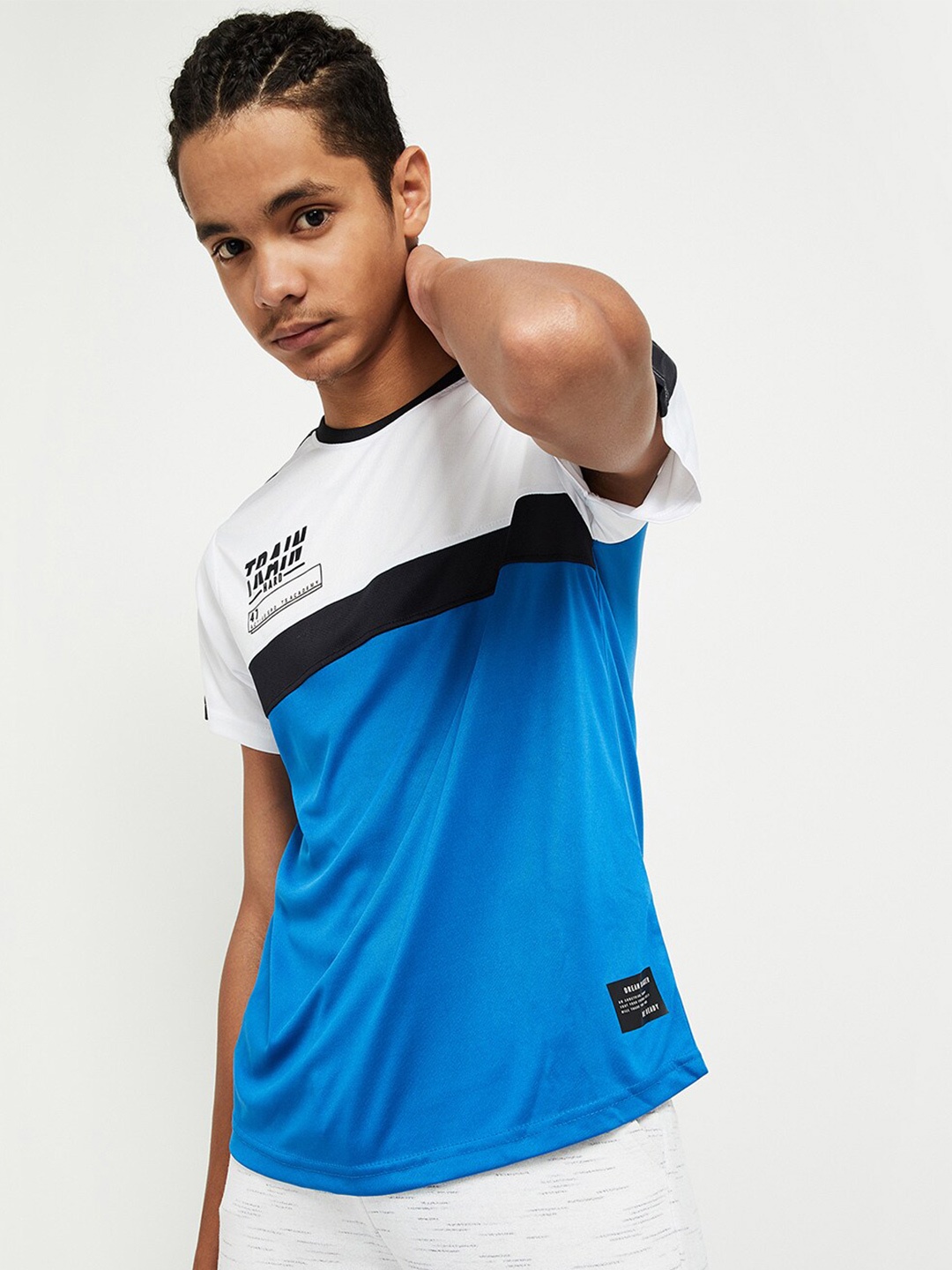 

max Boys Blue & White Colourblocked Applique T-shirt
