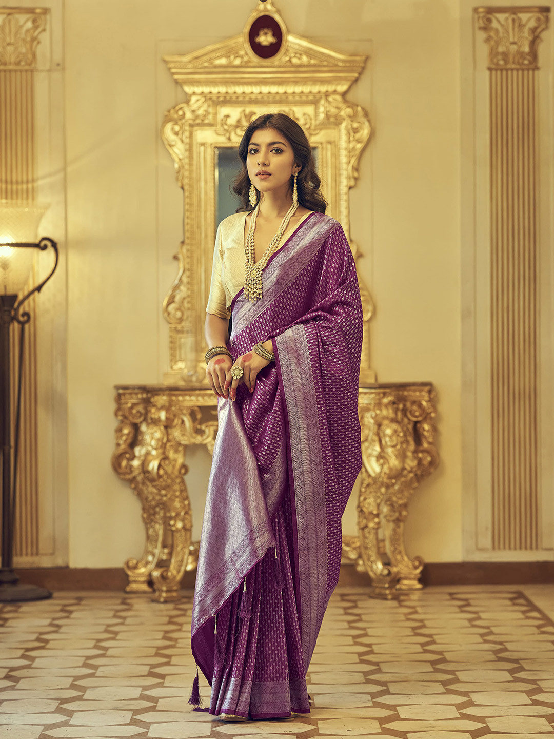 

elora Purple & Silver-Toned Woven Design Zari Silk Blend Kanjeevaram Saree