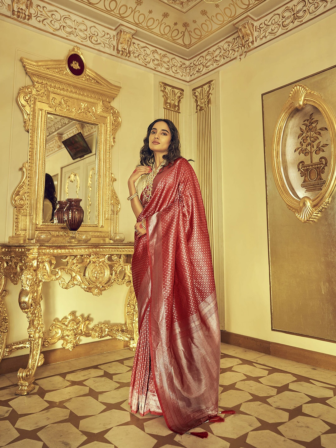 

elora Red & Gold-Toned Woven Design Zari Silk Blend Kanjeevaram Saree