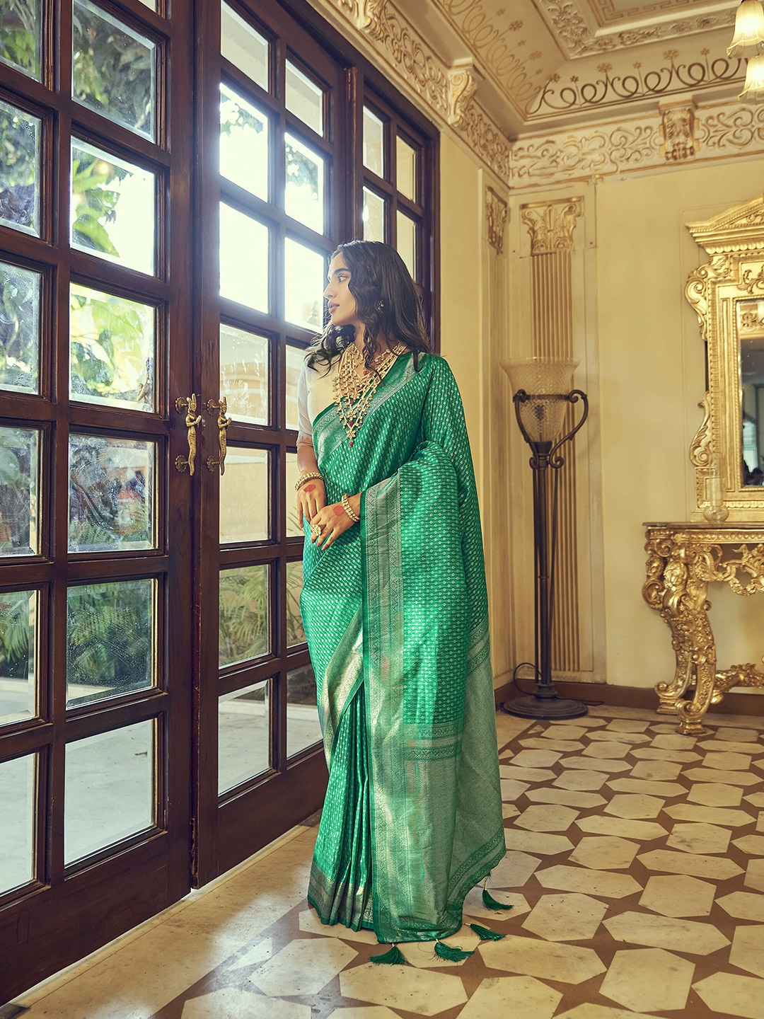 

elora Green & Gold-Toned Woven Design Silk Blend Kanjeevaram Saree