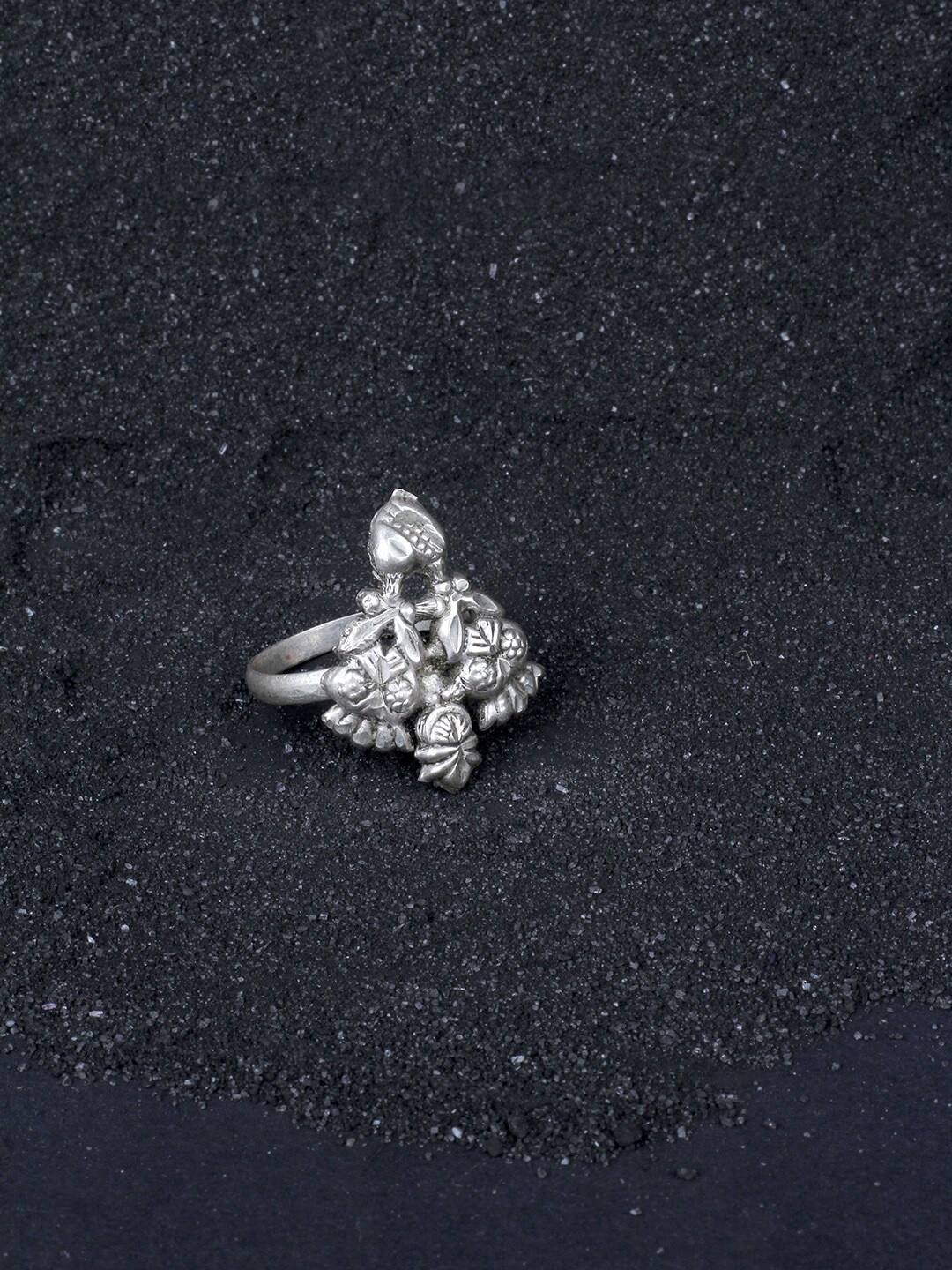 

SANGEETA BOOCHRA Women Silver-Toned Handcrafted Finger Ring