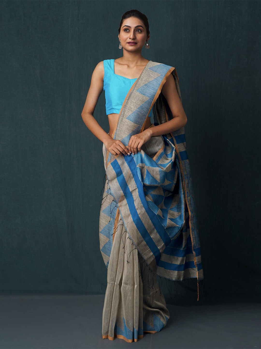

Unnati Silks Grey & Blue Woven Design Silk Cotton Jamdani Saree