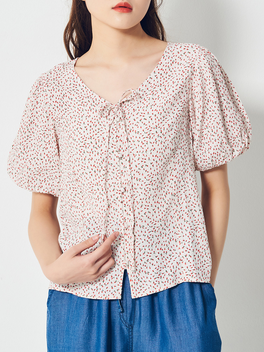

8seconds Women Off White & Red Floral Print Tie-Up Neck Top