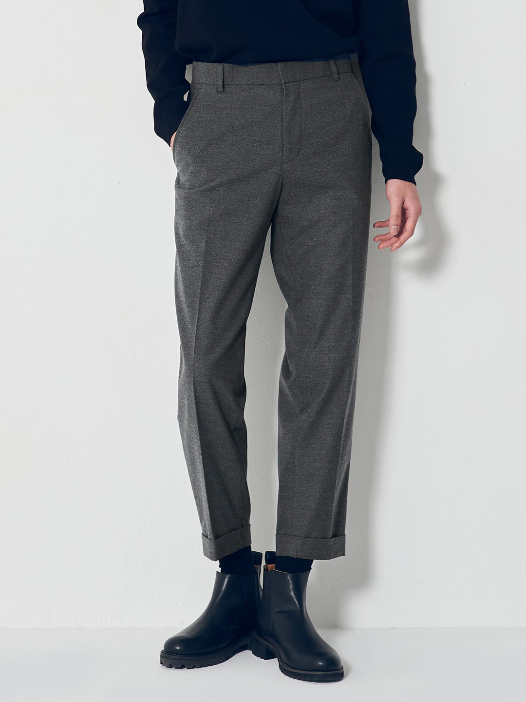 

8seconds Men Charcoal Grey Solid Tapered Fit Roll-Up Detail Trousers