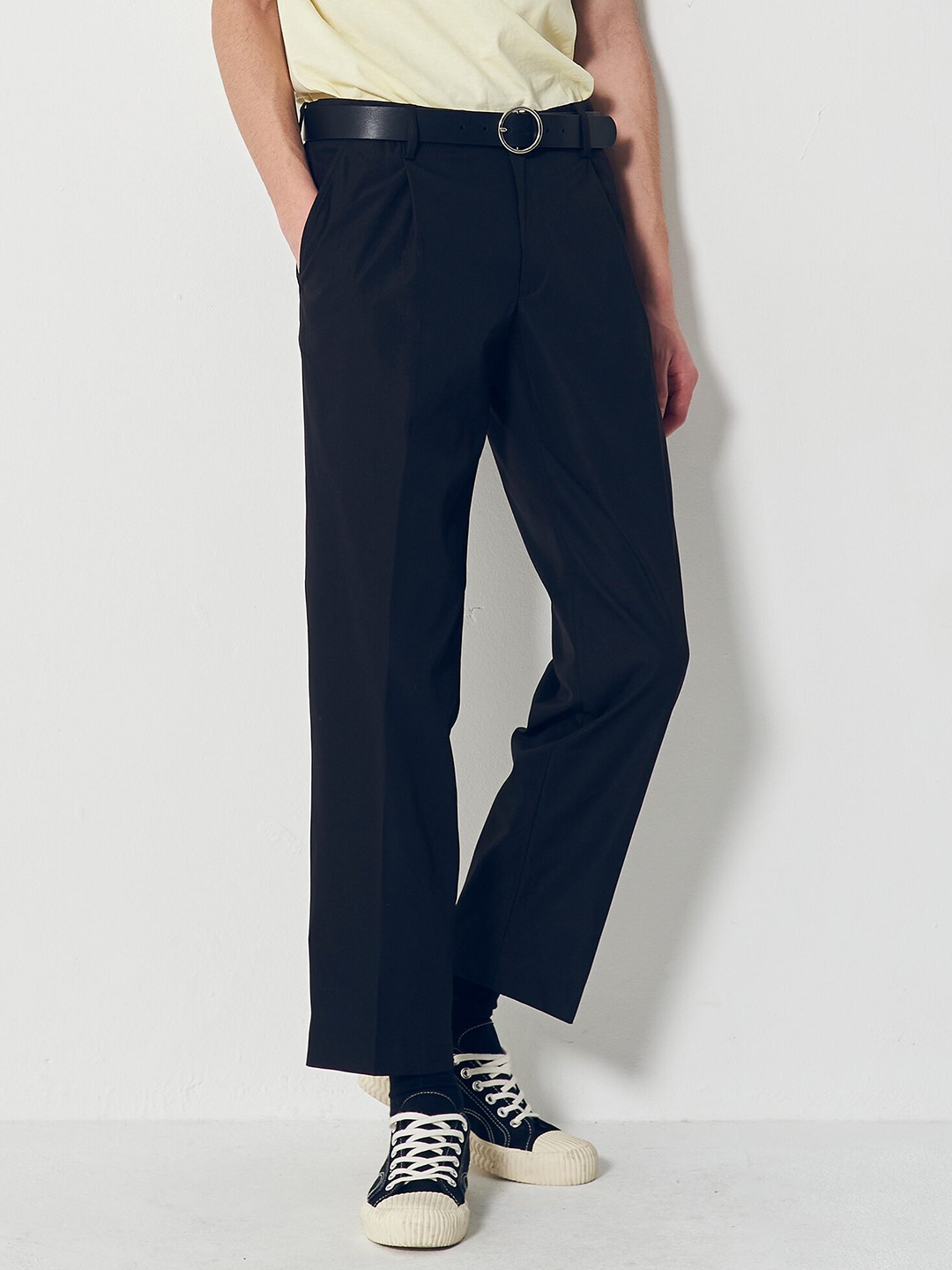 

8seconds Men Black Solid Regular Fit Pleated Trousers