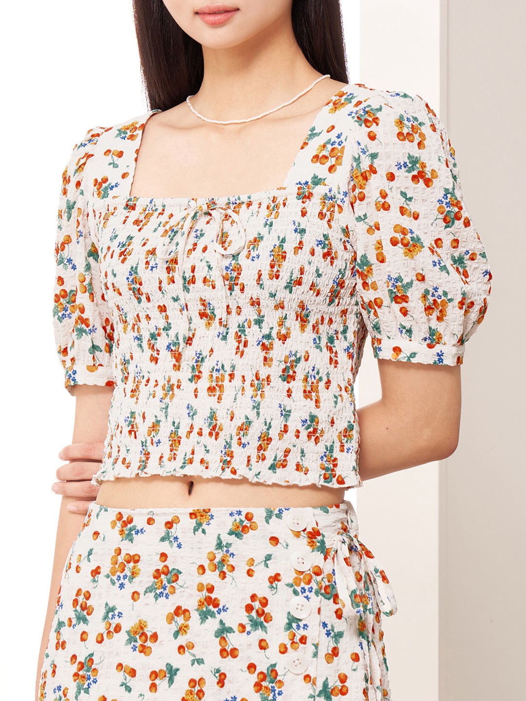 

8seconds Off White & Red Floral Print Tie-Up Neck Crop Top