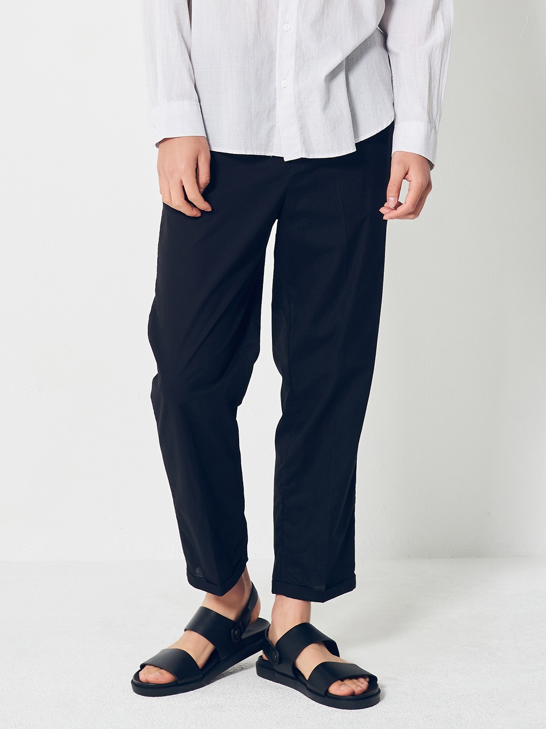 

8seconds Men Black Solid Tapered Fit Pure Cotton Trousers
