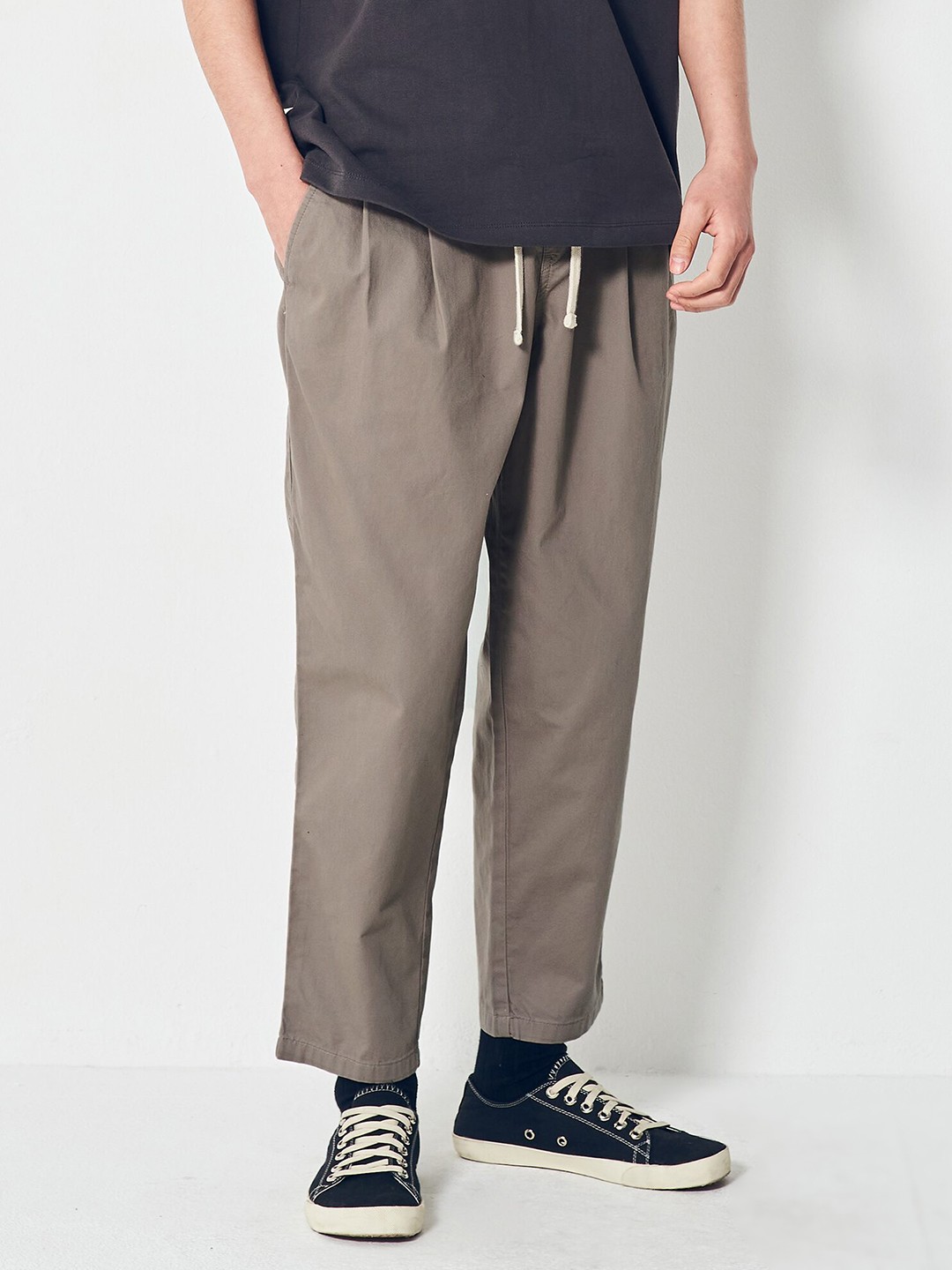 

8seconds Men Biege Solid Pleated Pure Cotton Trousers, Beige
