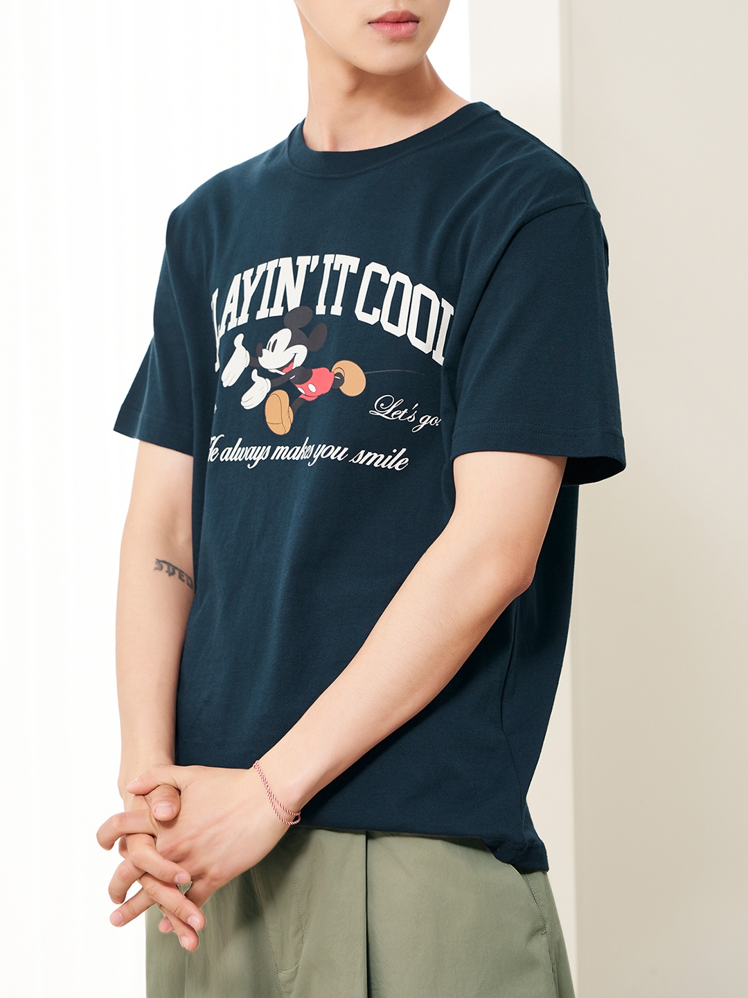 

8seconds Men Navy Blue Mickey Mouse Printed Drop-Shoulder Sleeves Pure Cotton T-shirt