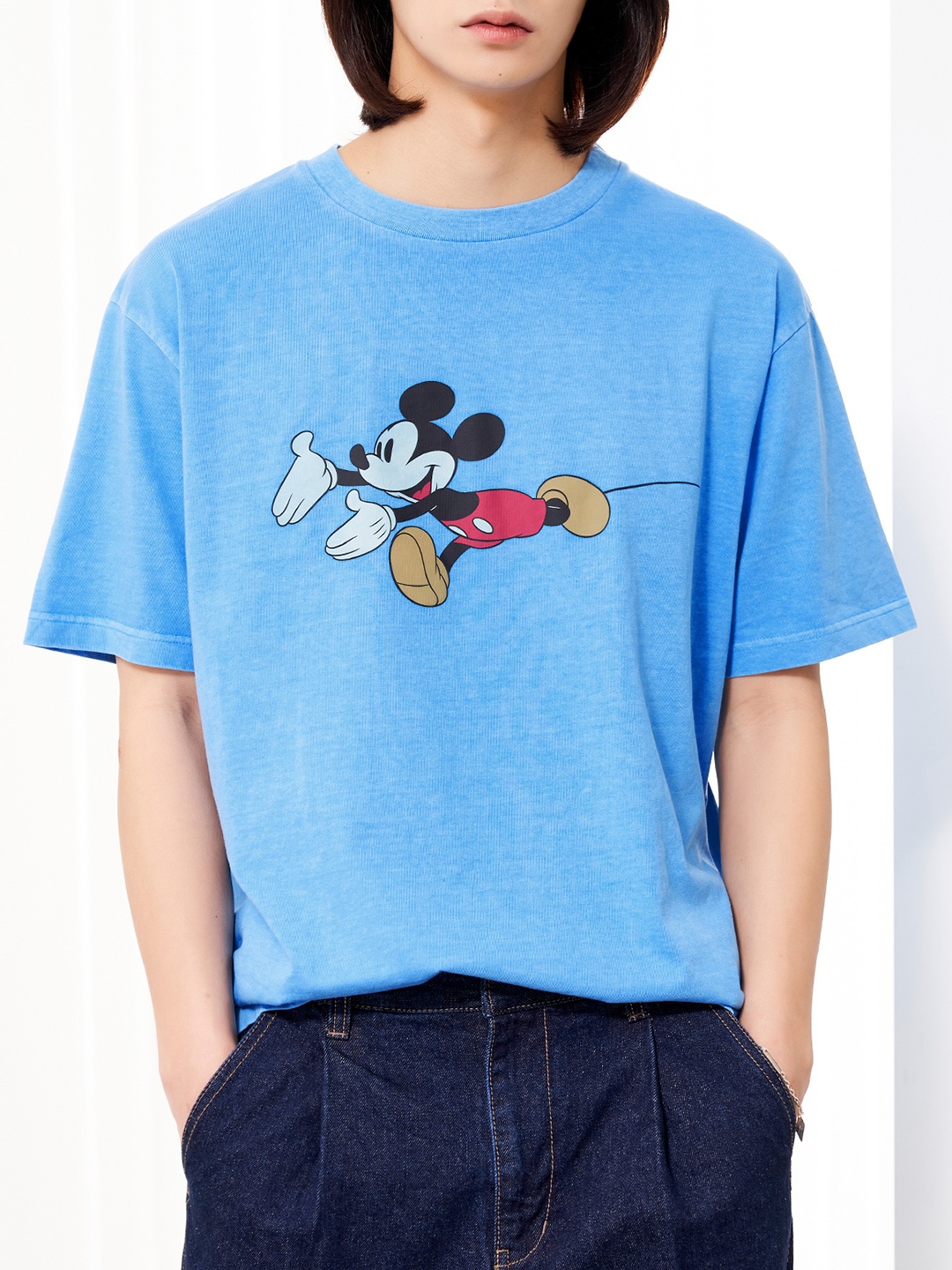 

8seconds Men Blue Mickey Mouse Printed Drop-Shoulder Sleeves Pure Cotton T-shirt