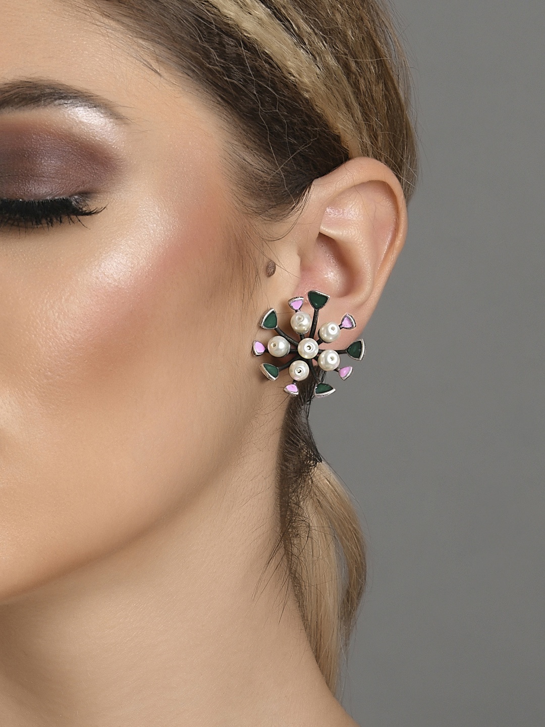 

Fida White & Black Contemporary Studs Earrings