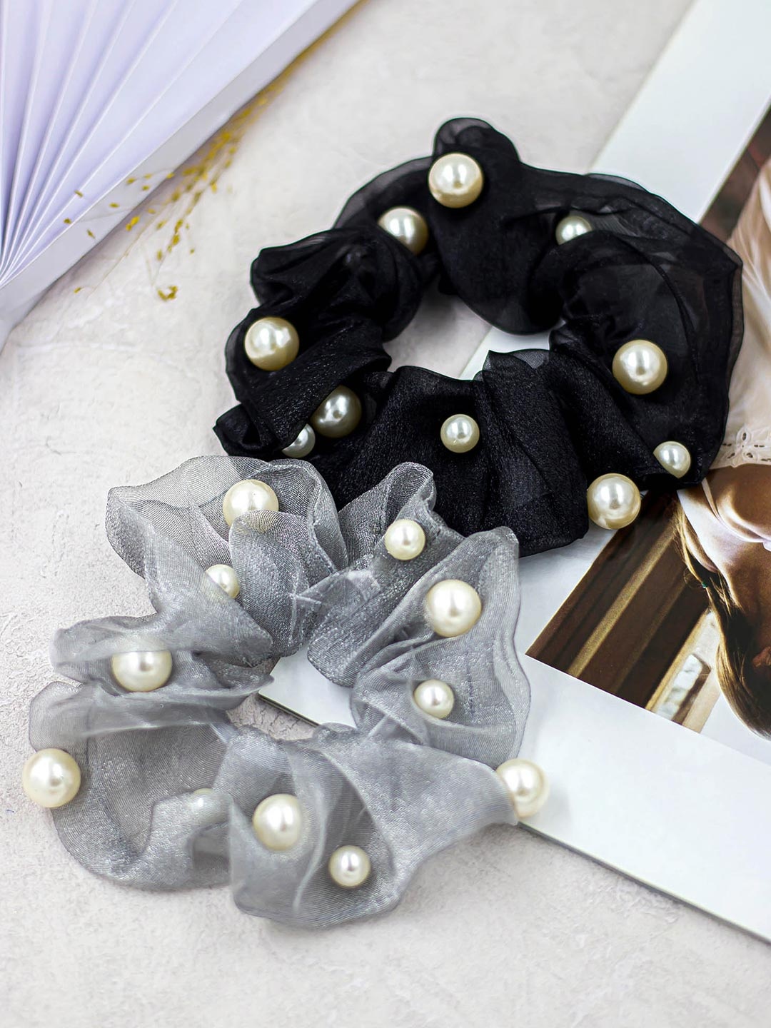 

Bellofox Women Black & White Set of 2 Ponytail Holders