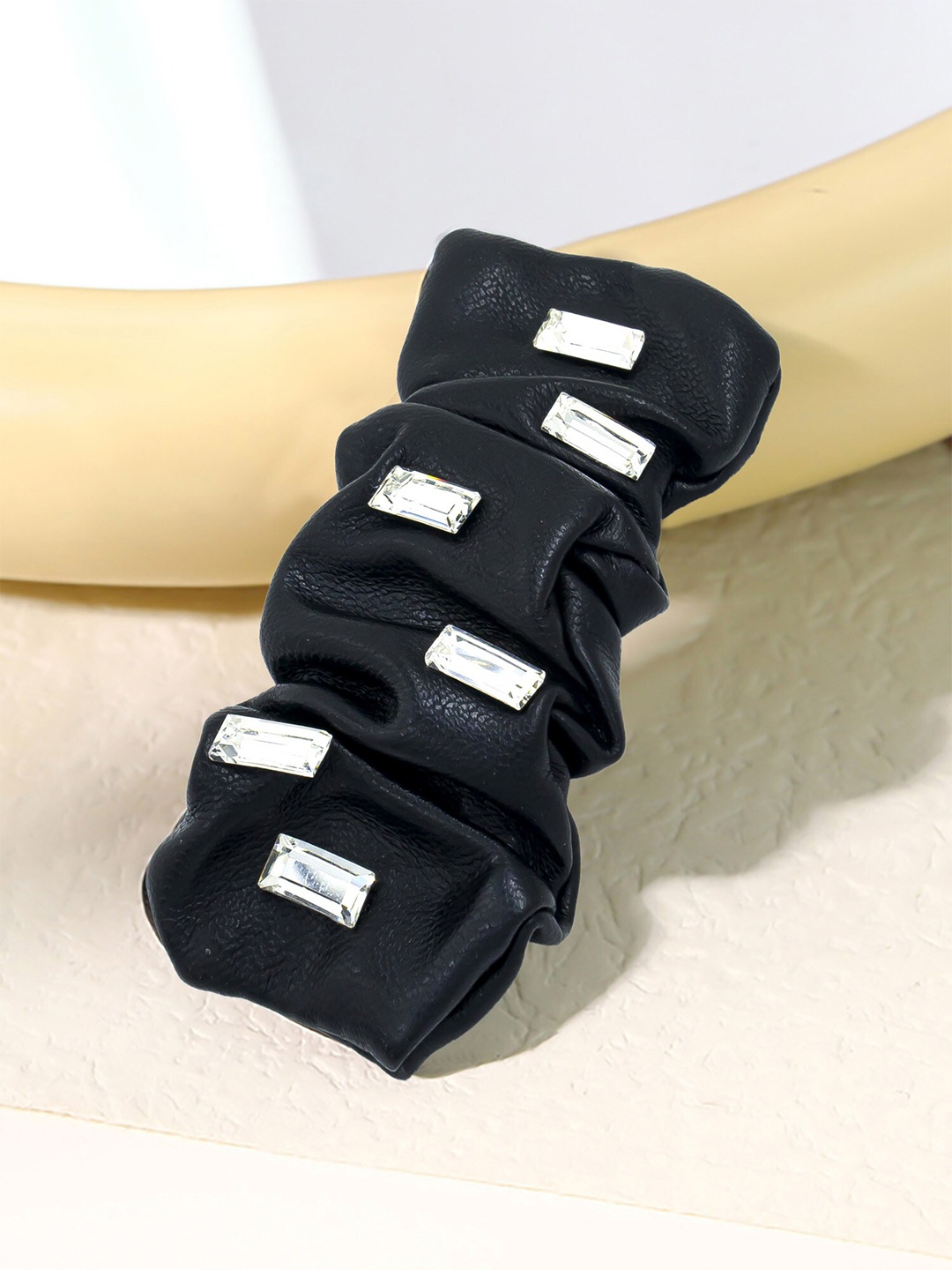 

Bellofox Women Black & White Tic Tac Hair Clip