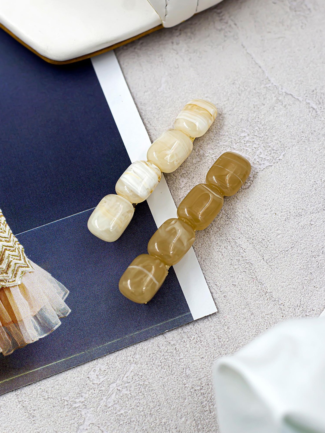 

Bellofox Women Beige Set of 2 Alligator Hair Clip