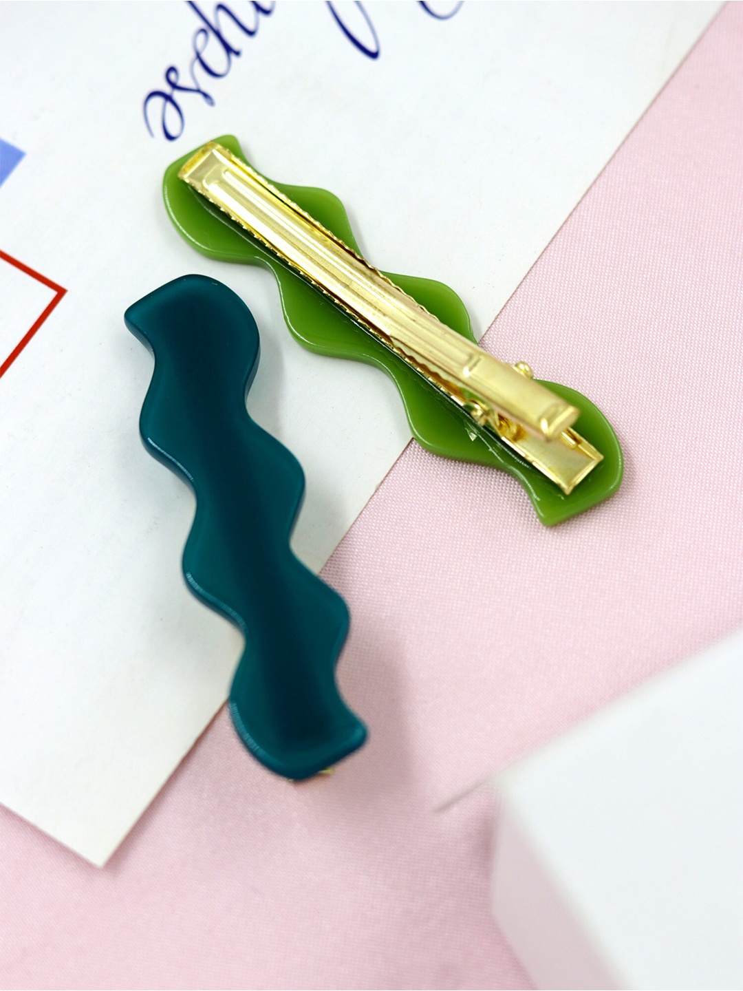 

Bellofox Women Green & Blue Set of 2 Alligator Hair Clip