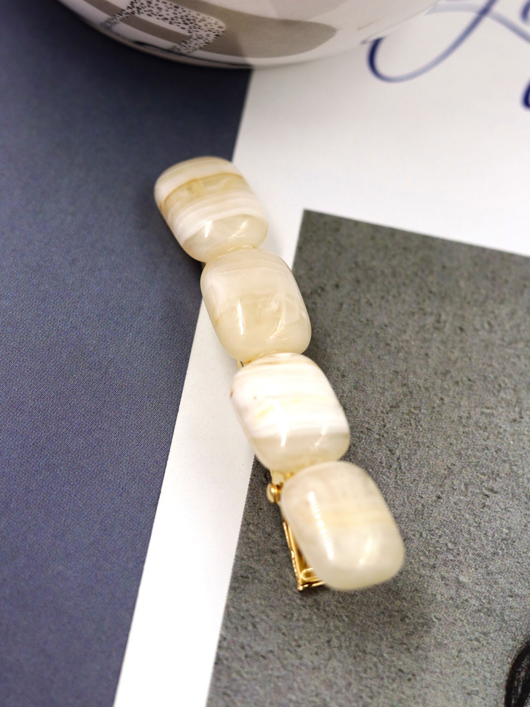 

Bellofox Women White & Gold-Toned Alligator Hair Clip
