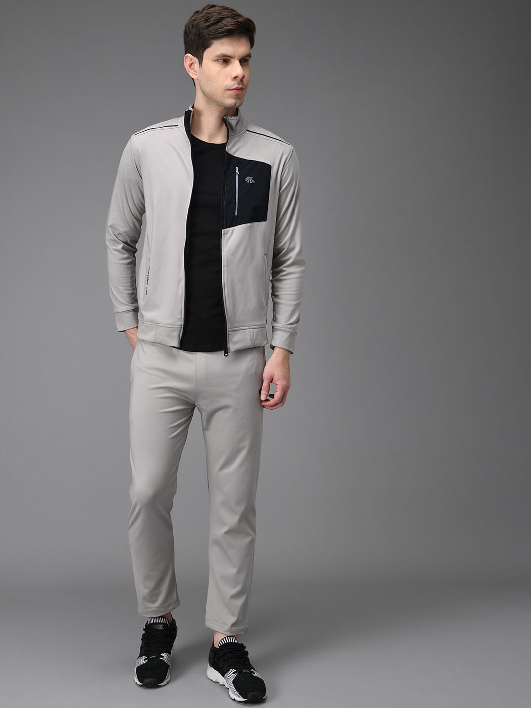 

Gallus Men Grey & Black Colourblocked Tracksuit