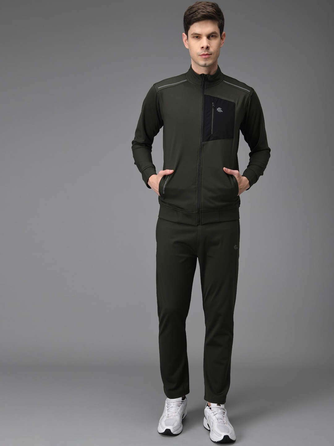 

Gallus Men Olive Green Solid Tracksuits